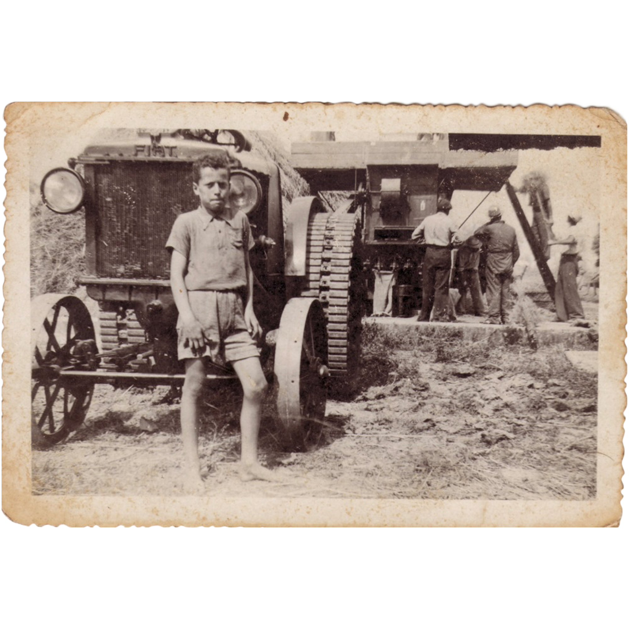 Giovanni Ancillotti da giovane accanto a un'antica macchina, fotografia d'epoca